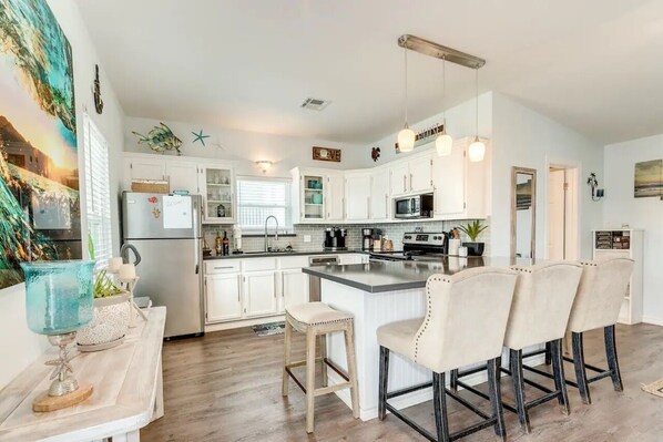 Refrigerador, microondas, horno y parrilla de estufa 