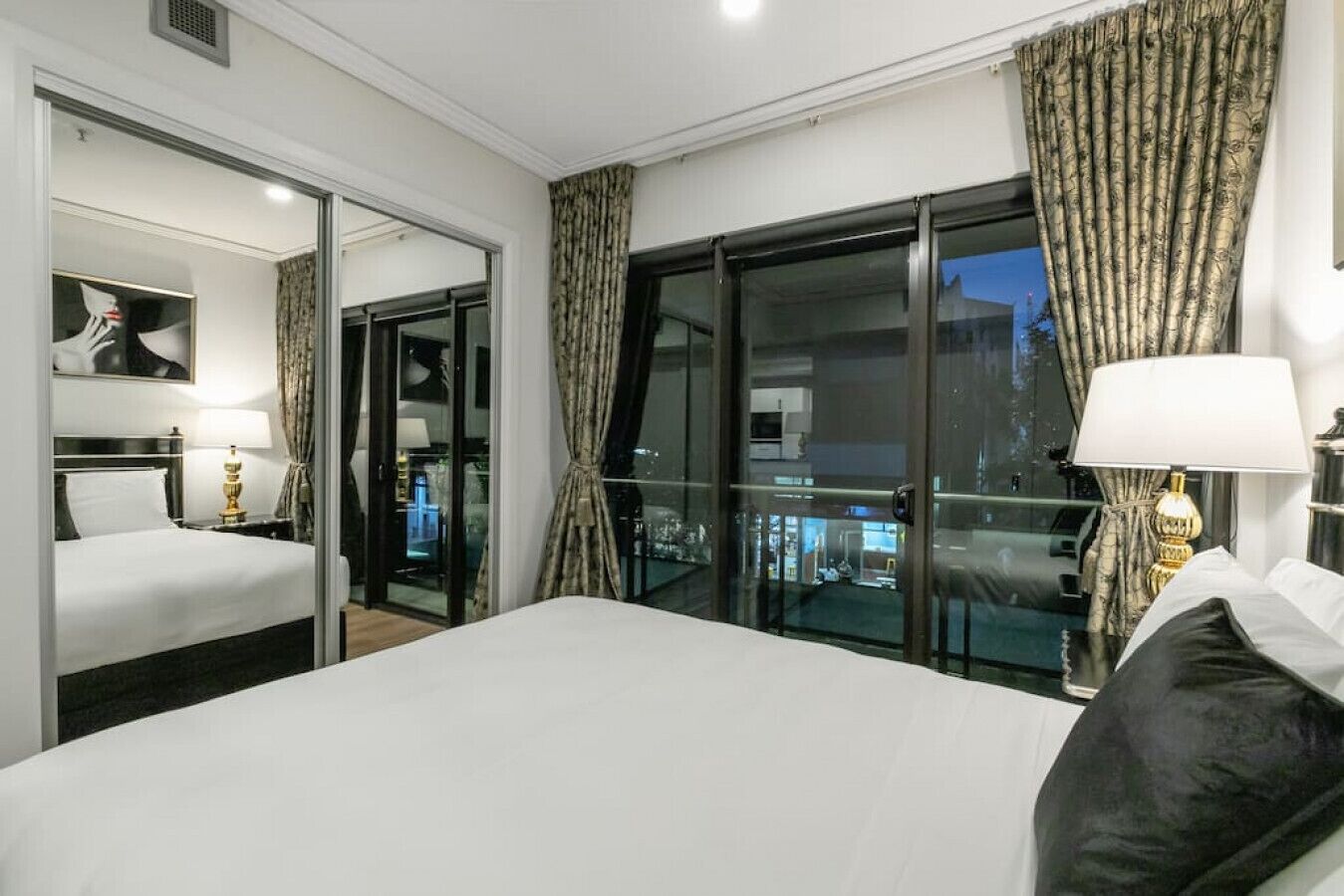 1 bedroom, desk, WiFi