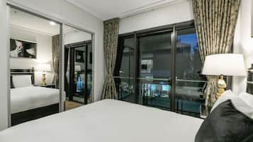 1 bedroom, desk, WiFi