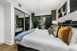 1 bedroom, desk, WiFi