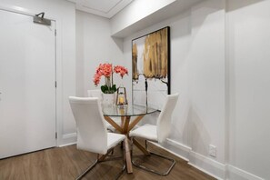 Dining - The Celebrity - Viaduct (Auckland)