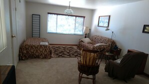 Deluxe Shared Dormitory | Living area
