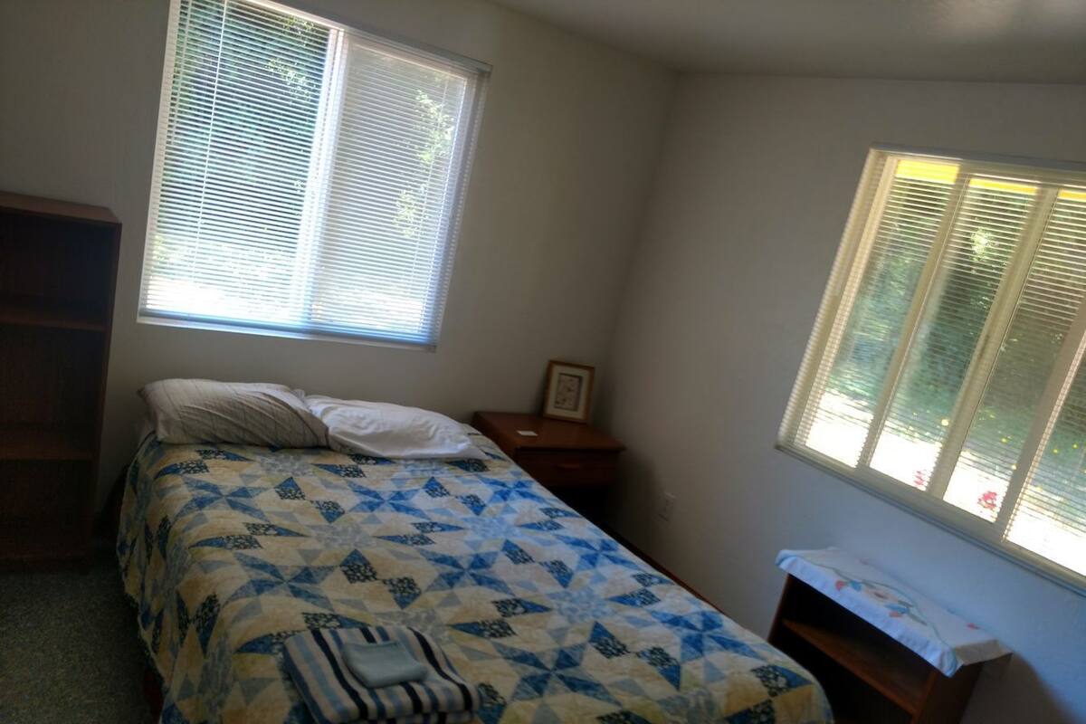 Exclusive Single Room (Room 2) | Peralatan tempat tidur hipoalergenik, gebar bulu kapas 