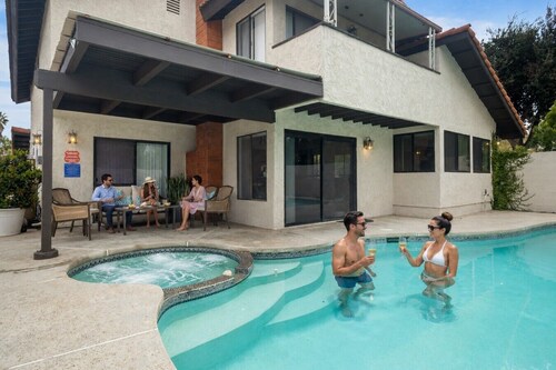 Peaceful Private Retreat In The Heart Of Town!
