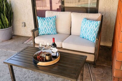 Peaceful Private Retreat In The Heart Of Town!