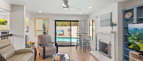 Smart-tv, een open haard, Netflix en streamingdiensten