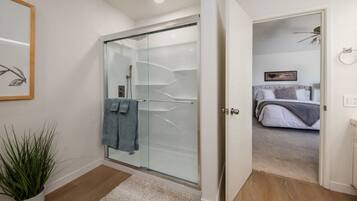 Combined shower/bathtub, hair dryer, towels, soap