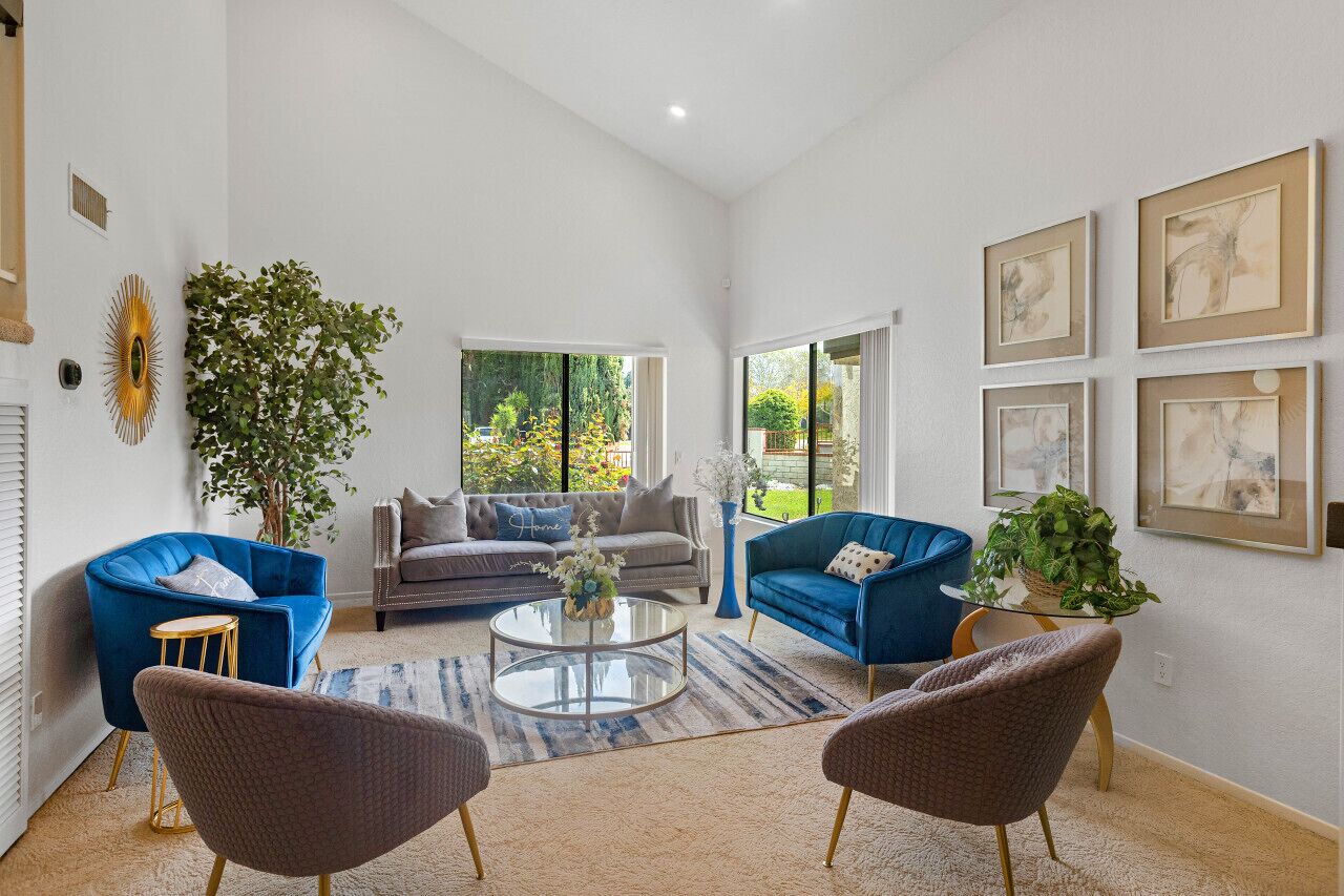 Smart TV, fireplace, Netflix, streaming services