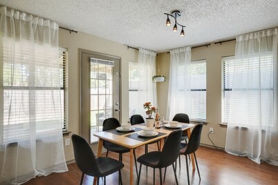 +The Wild Clover•Pets ok•Arcade•Garage• 《NFLX》