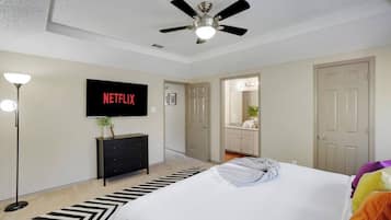 2 slaapkamers, een bureau, een strijkplank/strijkijzer, reisbedje