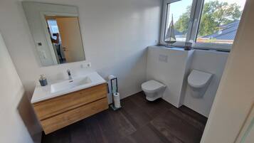 Regadera, secadora de cabello, bidet, toallas