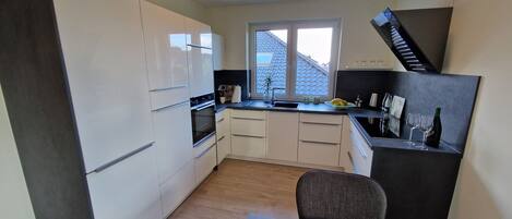 Een koelkast, een magnetron, een oven, een kookplaat