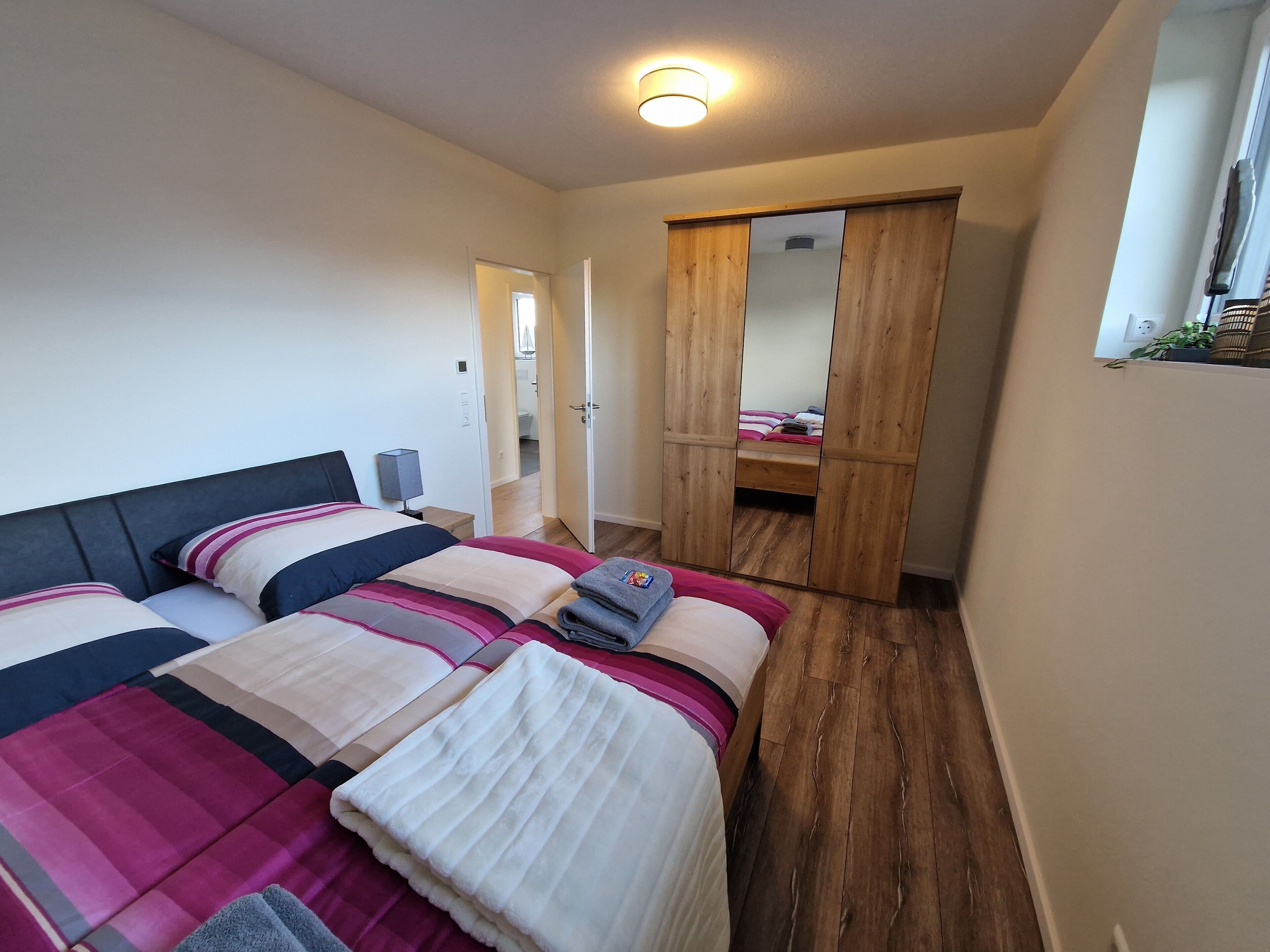 2 slaapkamers, een bureau, een strijkplank/strijkijzer, gratis wifi