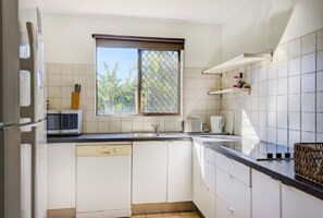 Refrigerador, microondas, parrilla de estufa y tostadora 