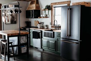 Réfrigérateur, four à micro-ondes, un four, surface de cuisson