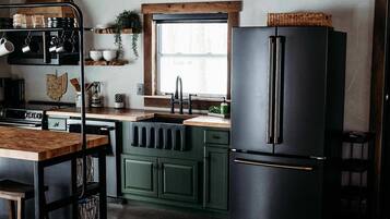 Réfrigérateur, micro-ondes, four, plaque de cuisson