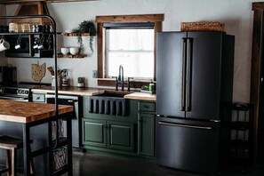 Réfrigérateur, four à micro-ondes, un four, surface de cuisson