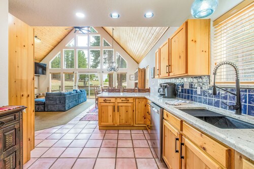 Dog Friendly w/Guesthouse, Deck w/Grill, Foosball, Trail Access, Kid's Playhouse