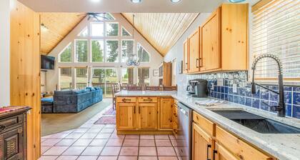 Dog Friendly w/Guesthouse, Deck w/Grill, Foosball, Trail Access, Kid's Playhouse