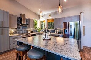 Refrigerador, microondas, horno y parrilla de estufa 