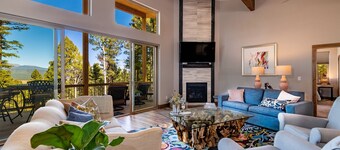 Modern Home,3 king beds w/bathrms, gourmet kitchen, stunning views, quiet area