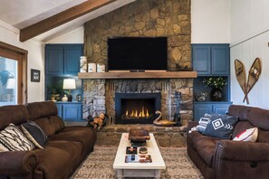 Smart TV, fireplace, foosball, books - Spacious Townhouse, Firepit, Walkable to Park/Golf/Tennis, Foosball, Two Decks (Angel Fire)