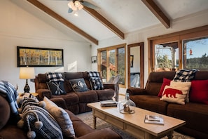 Smart TV, fireplace, table football, books - Spacious Townhouse, Firepit, Walkable to Park/Golf/Tennis, Foosball, Two Decks (Angel Fire)