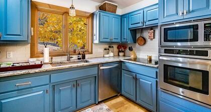 Location! Short walk to golf/tennis/park, firepit, multiple decks, high spd wifi
