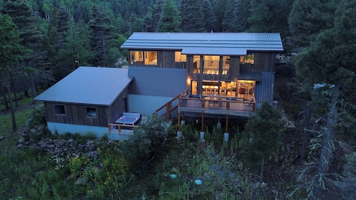 Modern Lodge, Hot Tub, boot dryer, 2 car garage, desks all BRs, XL Dining Table