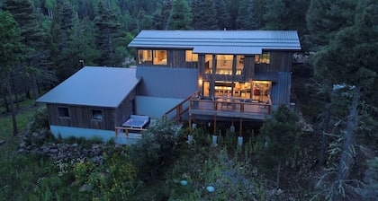 Modern Lodge, Privacy & Views, Large Dining Table, High spd wifi, desks all BRs