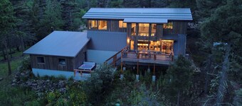 Modern Lodge, Privacy & Views, Large Dining Table, High spd wifi, desks all BRs