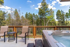 Outdoor spa tub - Modern Lodge, Hot Tub, boot dryer, 2 car garage,  desks all BRs, XL Dining Table (Angel Fire)