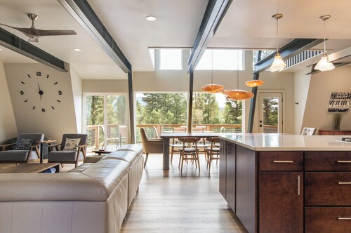 Modern Lodge w/Hot Tub, Beautiful View, Foosball, 2 Car Garage, Gourmet Kitchen