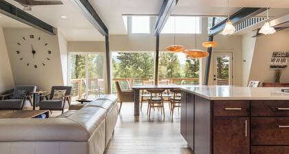 Modern Lodge w/Hot Tub, Beautiful View, Foosball, 2 Car Garage, Gourmet Kitchen