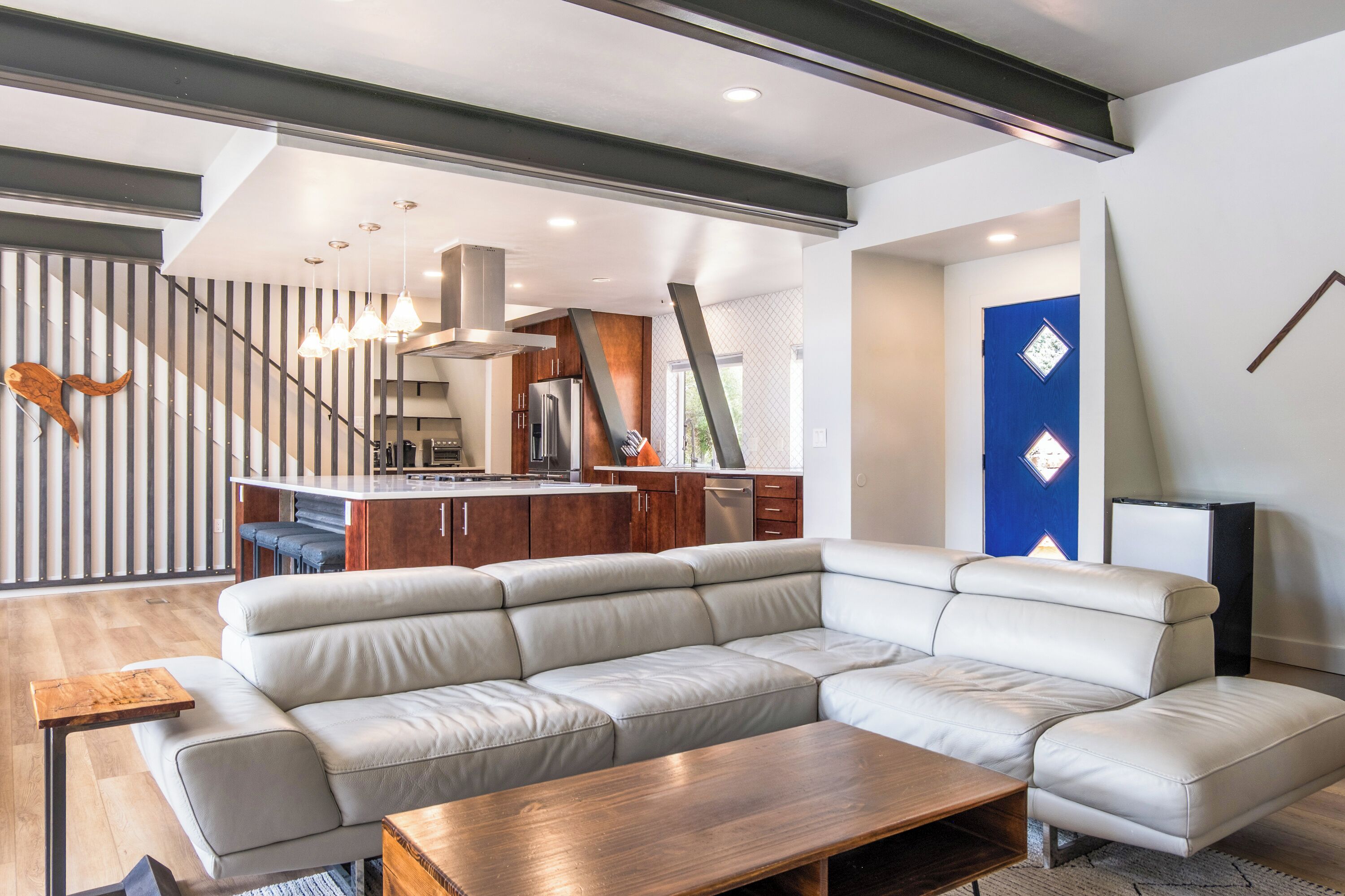 TV connectée, cheminée, jeux vidéo, baby-foot