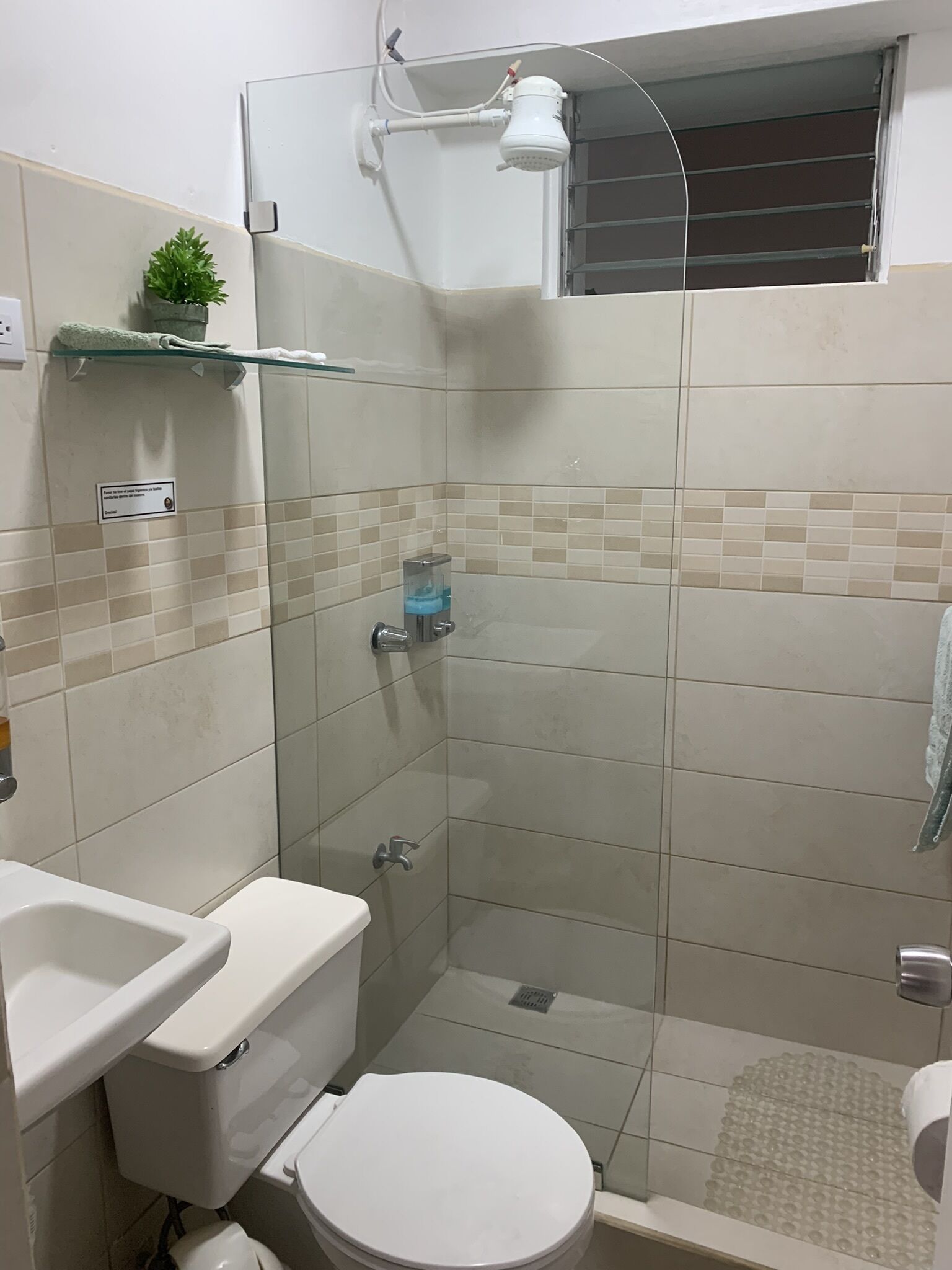 Douche, serviettes fournies, savon, papier toilette