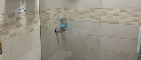 シャワー、タオル、石鹸、トイレットペーパー