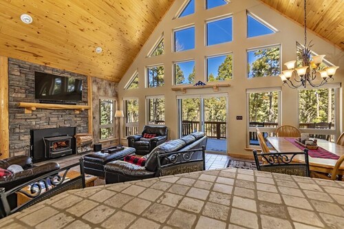 Hot Tub, Wood burning FirePl, < 10 min to ski lift, Outdoor fire pit, bunk room