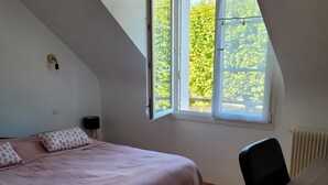 A bedroom with a bed, a desk, a chair, a window, and a ceiling light fixture. - Bléré hyper center near Chenonceau and Beauval zoo evening meal possible (Bléré)