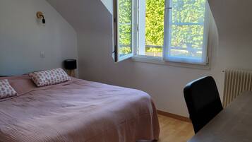 2 bedrooms, desk, iron/ironing board, travel crib