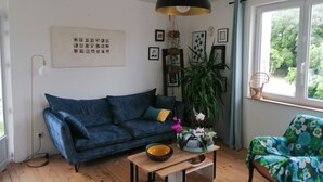 TV connectée, livres, chaîne hi-fi