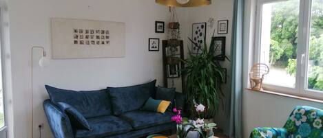 Smart TV, livros, aparelho de som