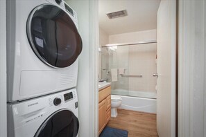 Appartamento, 2 letti queen (Kona Plaza 212) | Lavanderia