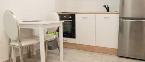 Fridge, oven, stovetop, coffee/tea maker