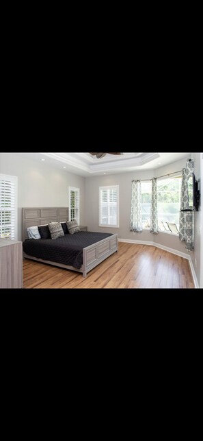 4 bedrooms, desk, iron/ironing board, WiFi