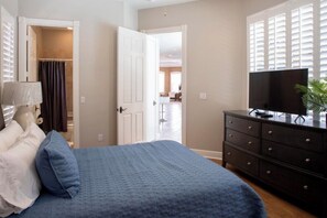 4 habitaciones, escritorio, tabla de planchar con plancha y wifi