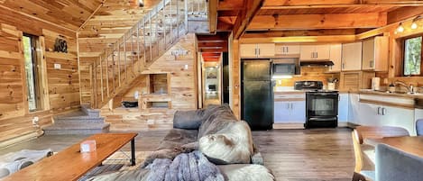 Smart TV, chimenea, futbolito, libros