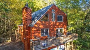 A log cabin with a balcony, a hot tub, and a deck. - The Challenge House-mega games-hottub-beach-lake-The ultimate Poconos game house (Blakeslee)