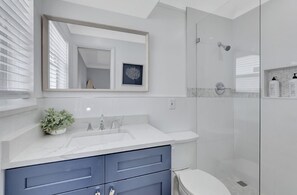 Combined shower/bathtub, hair dryer, towels, soap