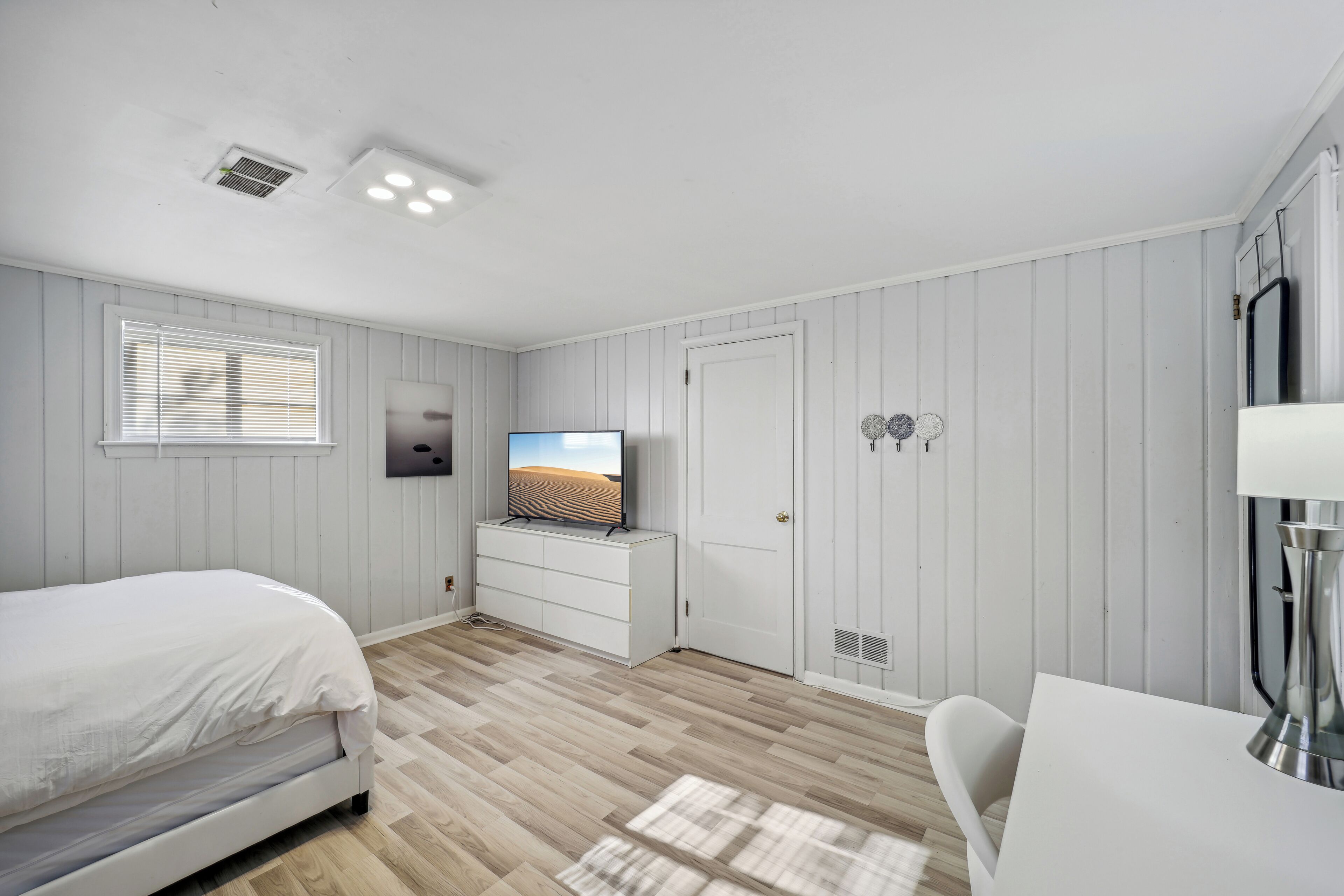 1 室のベッドルーム、デスク、アイロン / アイロン台、WiFi (無料)